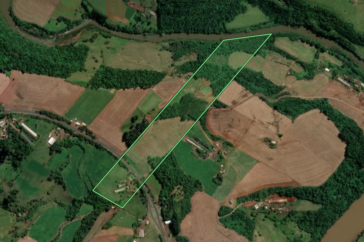 Imagem de satélite do imóvel rural em Nova Erechim (SC), com o contorno declarado no CAR desenhado por cima.