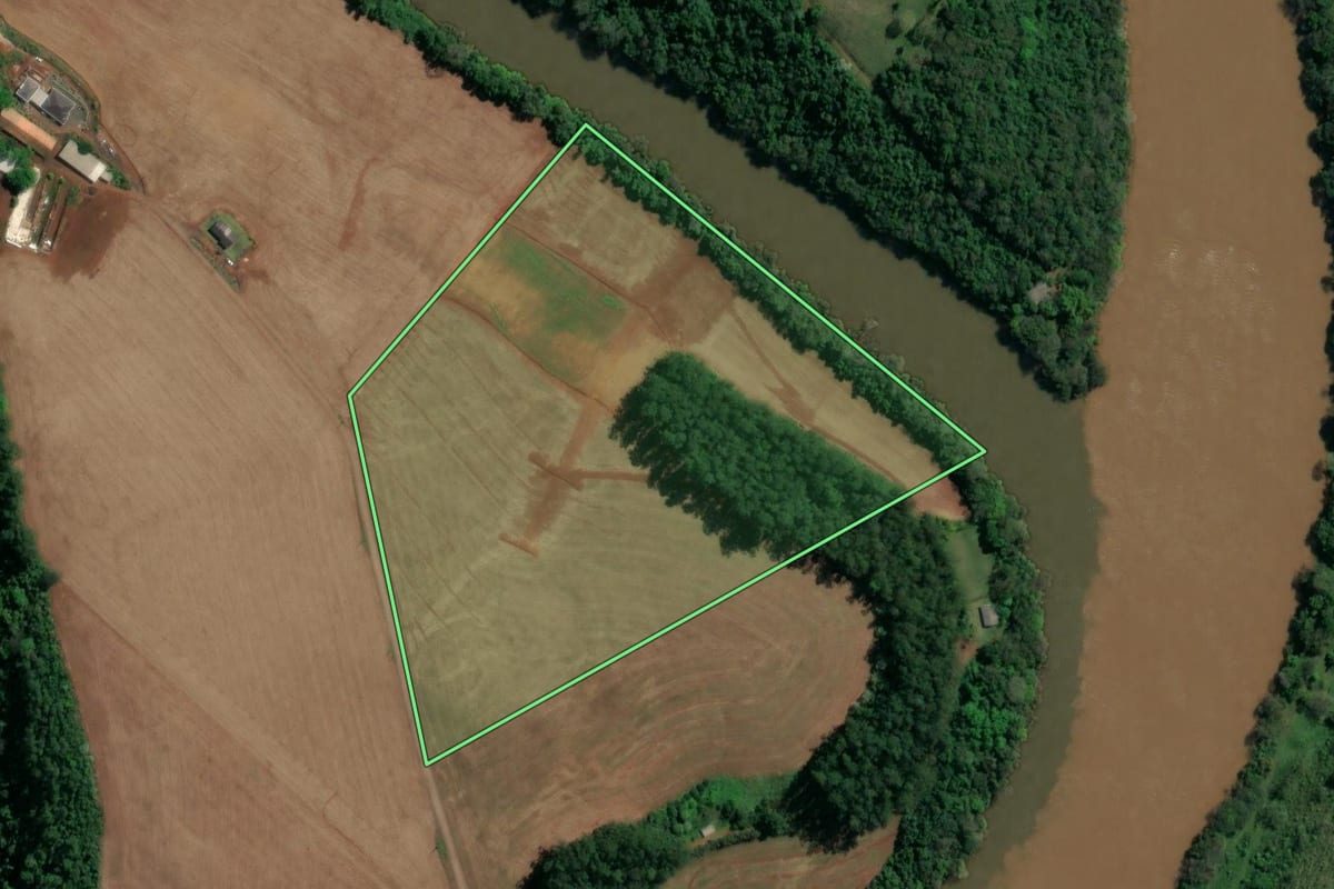 Imagem de satélite do imóvel rural em Nova Erechim (SC), com o contorno declarado no CAR desenhado por cima.