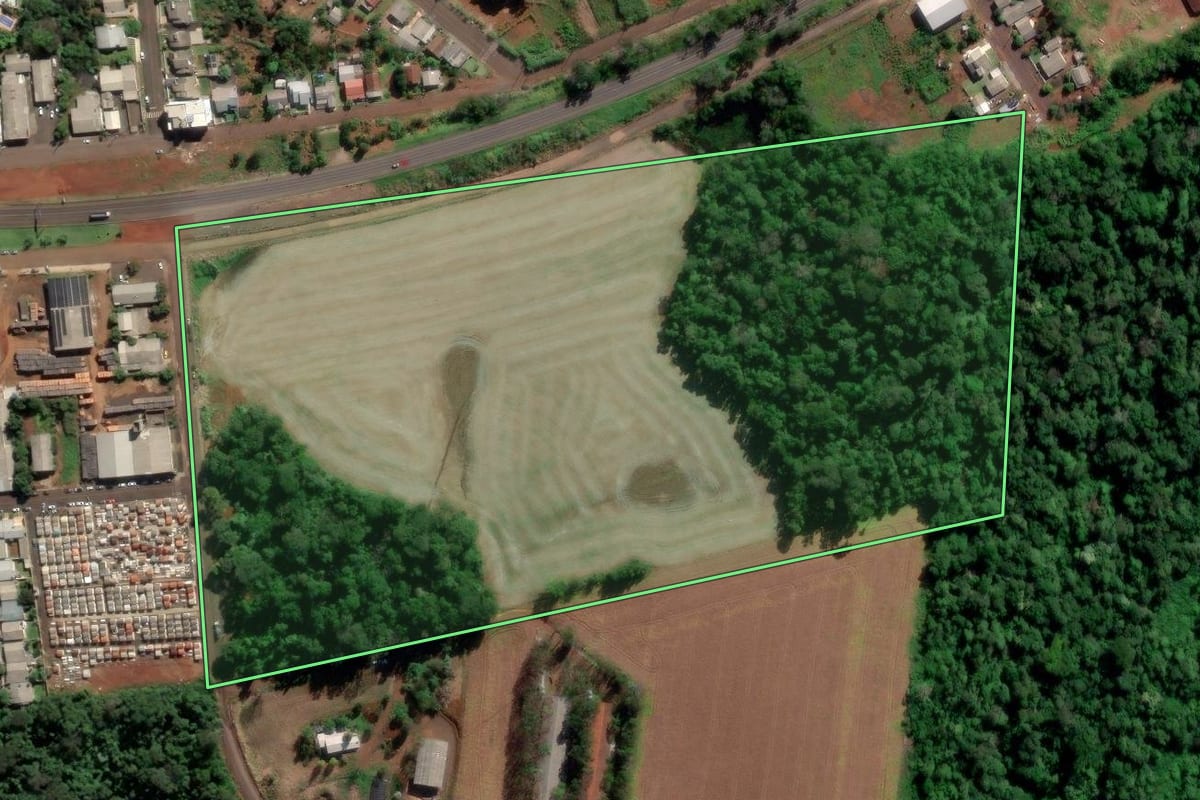 Imagem de satélite do imóvel rural em Nova Erechim (SC), com o contorno declarado no CAR desenhado por cima.