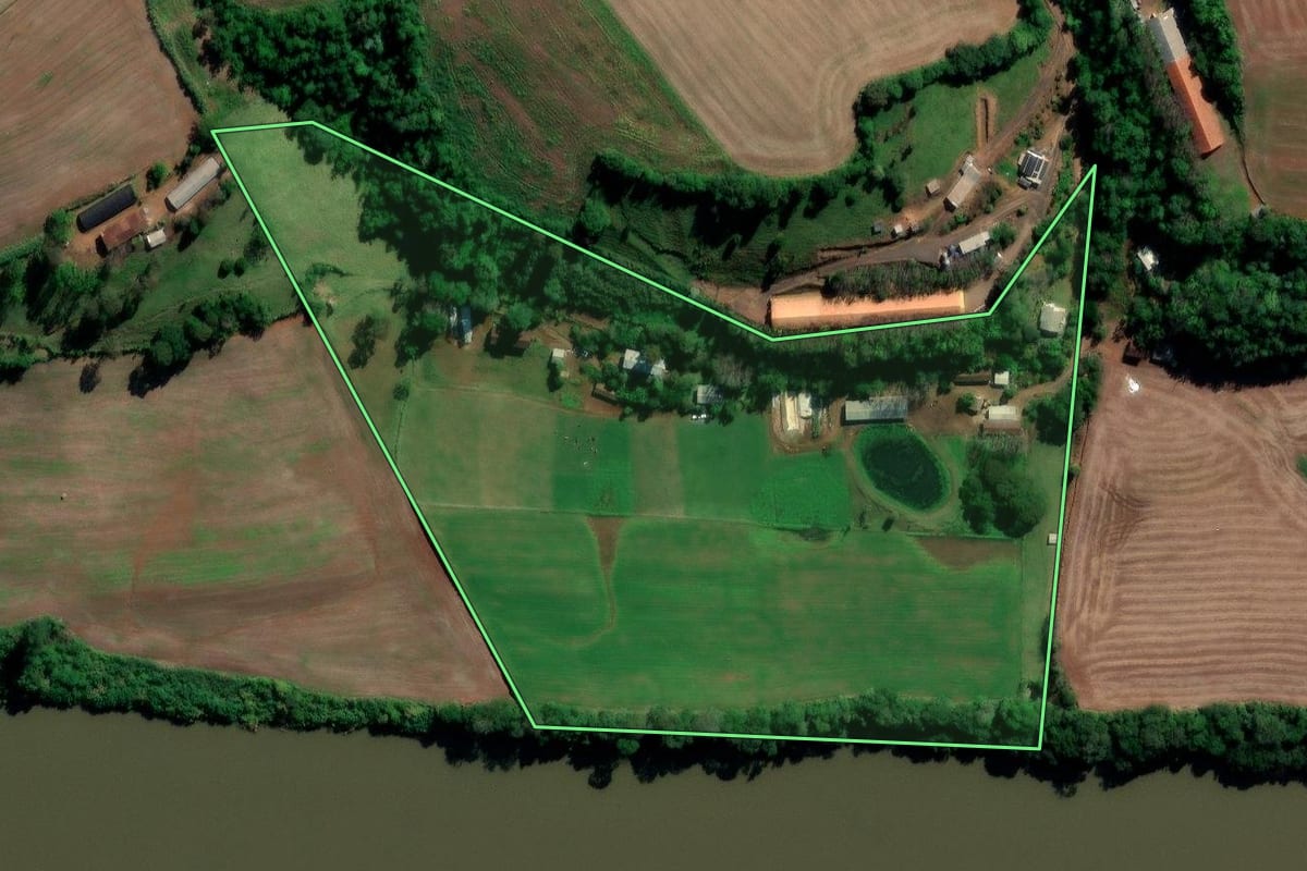 Imagem de satélite do imóvel rural em Nova Erechim (SC), com o contorno declarado no CAR desenhado por cima.