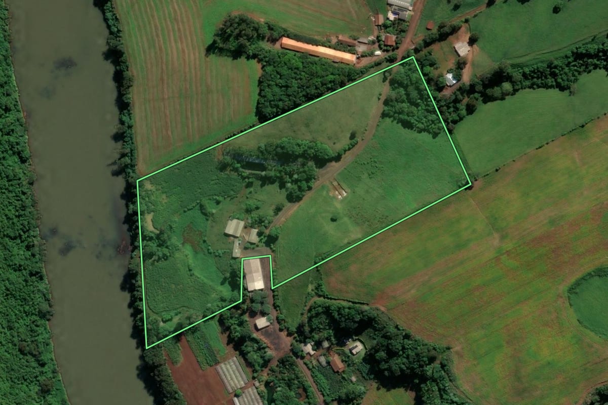 Imagem de satélite do imóvel rural em Nova Erechim (SC), com o contorno declarado no CAR desenhado por cima.
