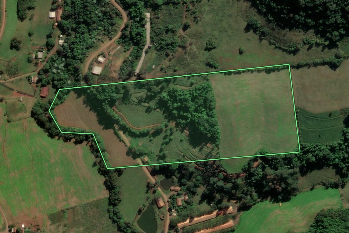 Imagem de satélite do imóvel rural em Nova Erechim (SC), com o contorno declarado no CAR desenhado por cima.