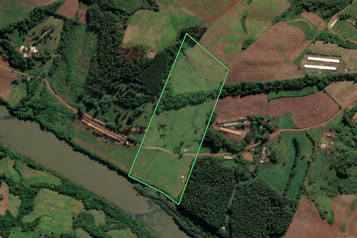 Imagem de satélite do imóvel rural em Nova Erechim (SC), com o contorno declarado no CAR desenhado por cima.