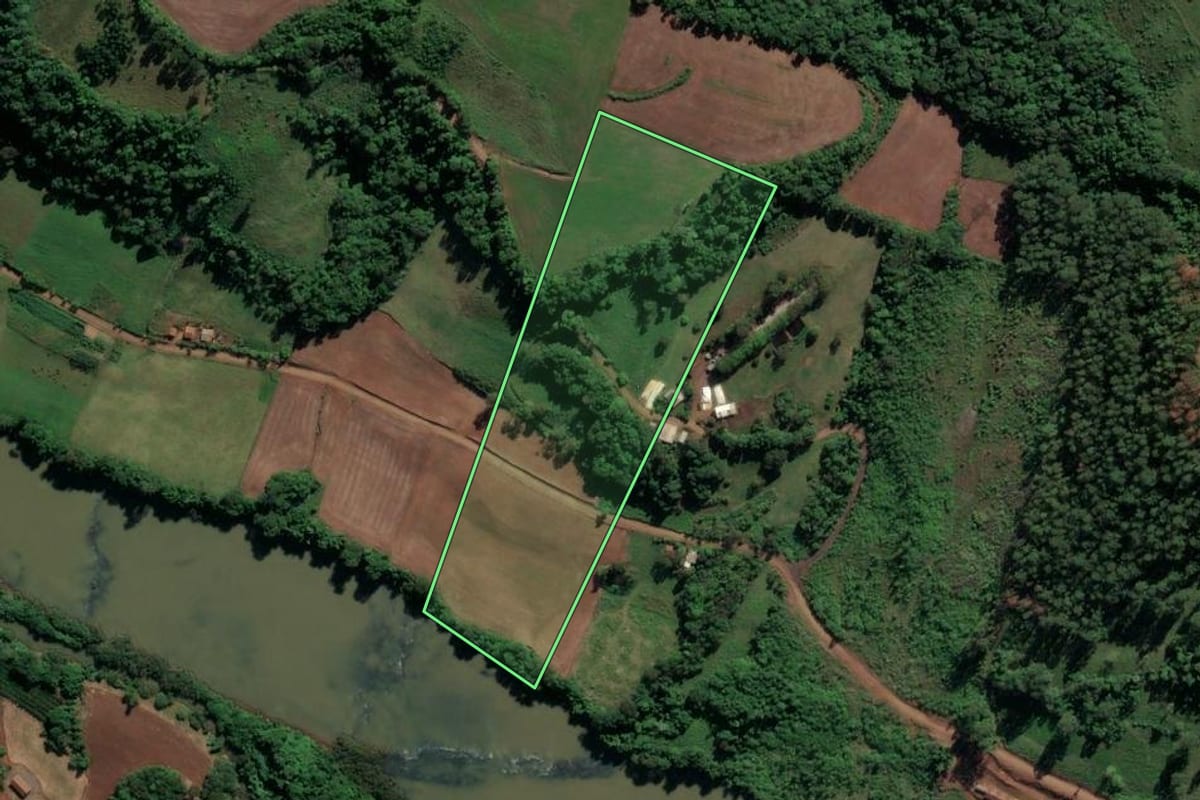 Imagem de satélite do imóvel rural em Nova Erechim (SC), com o contorno declarado no CAR desenhado por cima.
