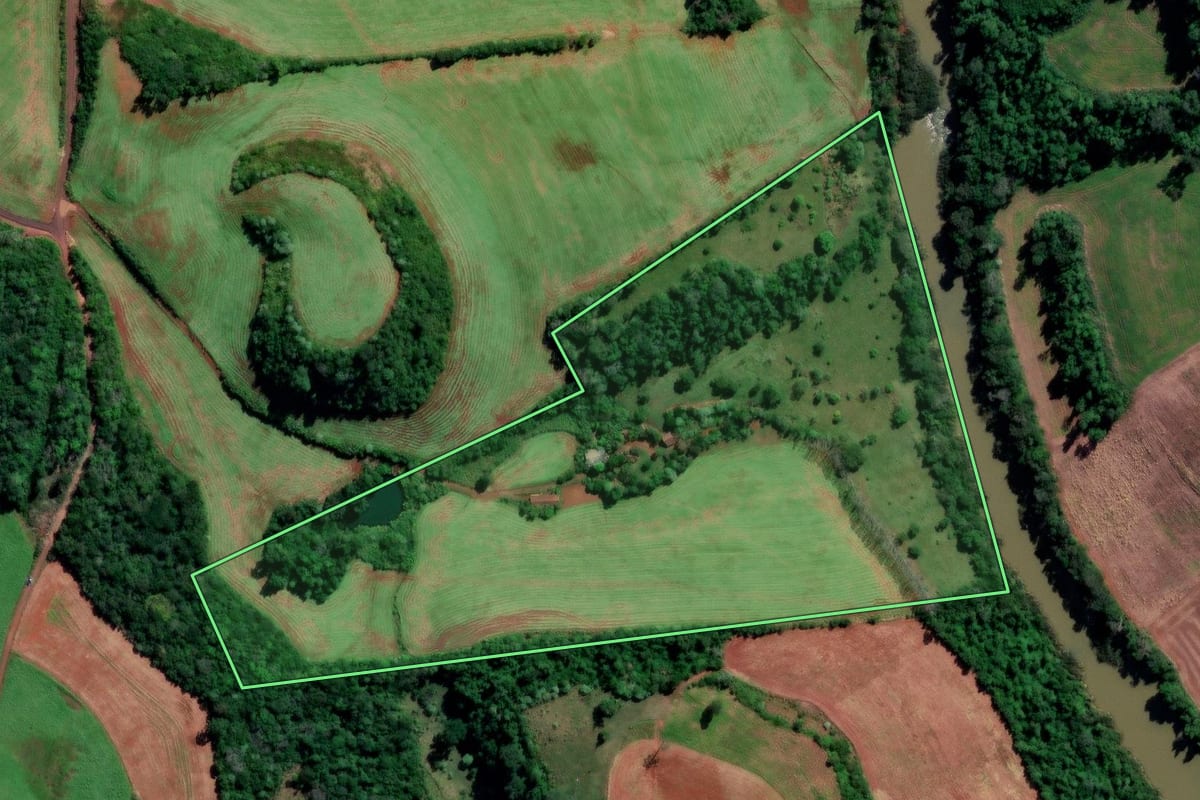 Imagem de satélite do imóvel rural em Nova Erechim (SC), com o contorno declarado no CAR desenhado por cima.