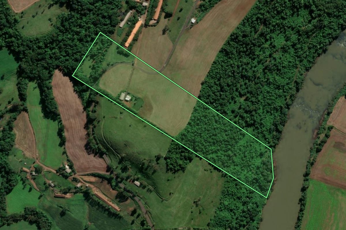 Imagem de satélite do imóvel rural em Nova Erechim (SC), com o contorno declarado no CAR desenhado por cima.