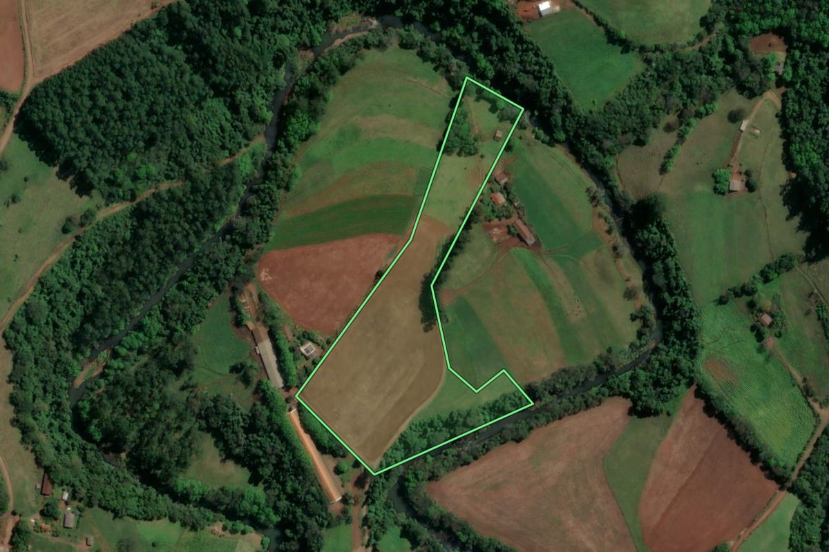 Imagem de satélite do imóvel rural em Nova Itaberaba (SC), com o contorno declarado no CAR desenhado por cima.
