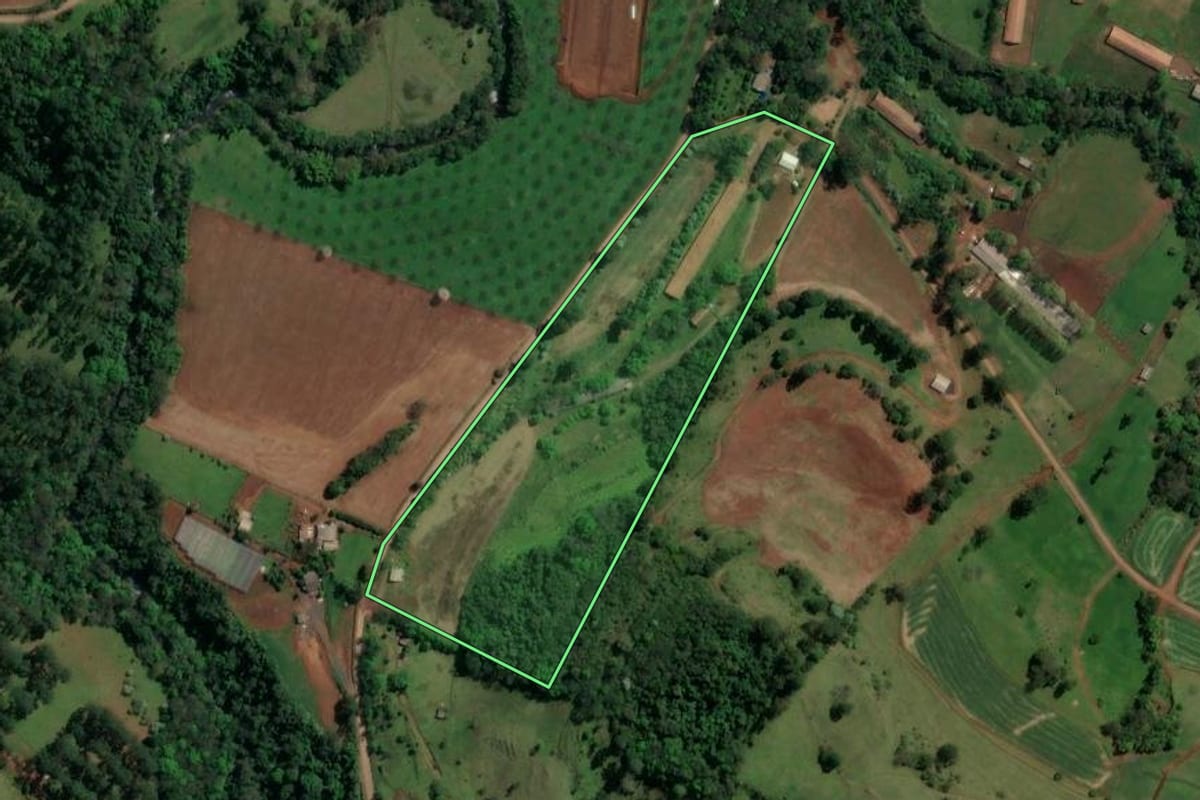 Imagem de satélite do imóvel rural em Nova Itaberaba (SC), com o contorno declarado no CAR desenhado por cima.
