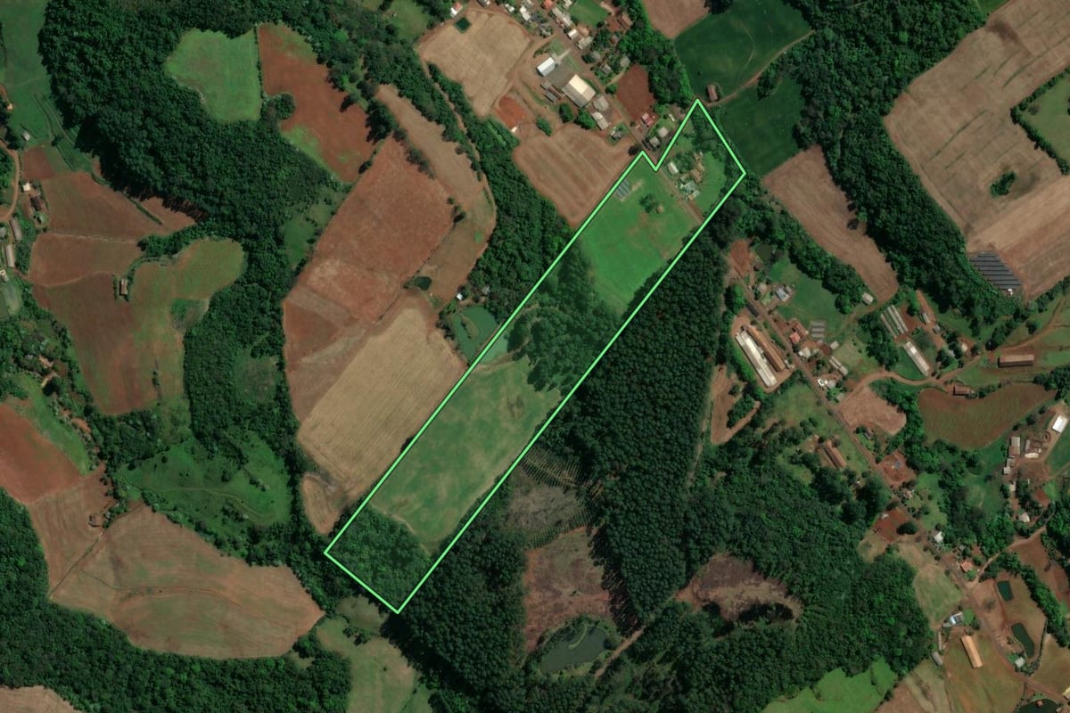 Imagem de satélite do imóvel rural em Nova Itaberaba (SC), com o contorno declarado no CAR desenhado por cima.