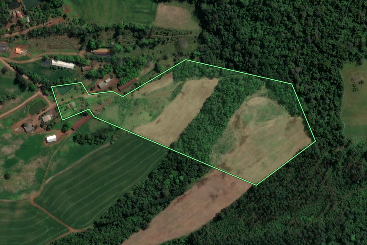 Imagem de satélite do imóvel rural em Nova Itaberaba (SC), com o contorno declarado no CAR desenhado por cima.