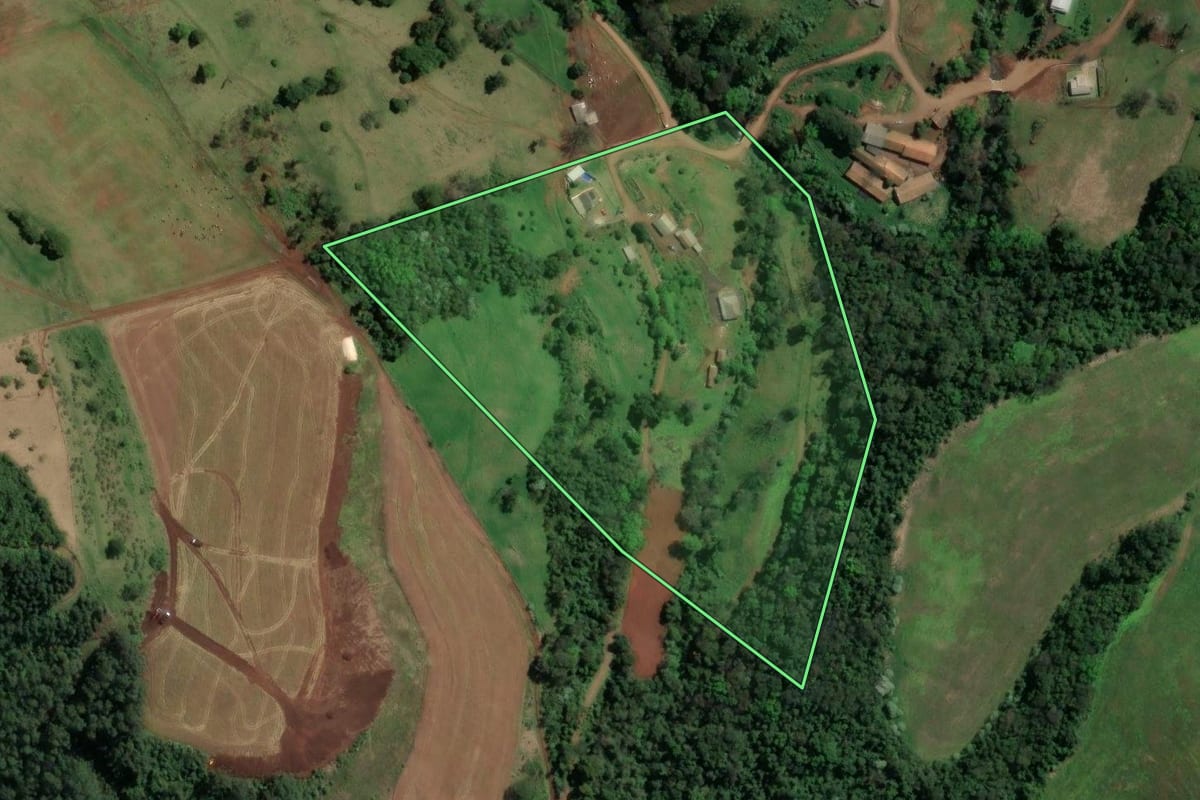 Imagem de satélite do imóvel rural em Nova Itaberaba (SC), com o contorno declarado no CAR desenhado por cima.
