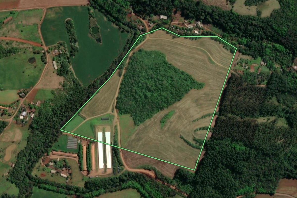 Imagem de satélite do imóvel rural em Nova Itaberaba (SC), com o contorno declarado no CAR desenhado por cima.
