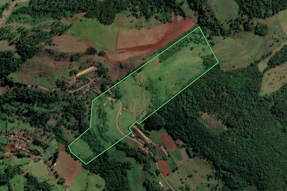 Imagem de satélite do imóvel rural em Nova Itaberaba (SC), com o contorno declarado no CAR desenhado por cima.