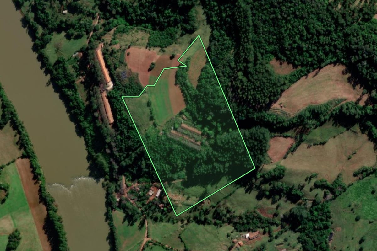 Imagem de satélite do imóvel rural em Nova Itaberaba (SC), com o contorno declarado no CAR desenhado por cima.