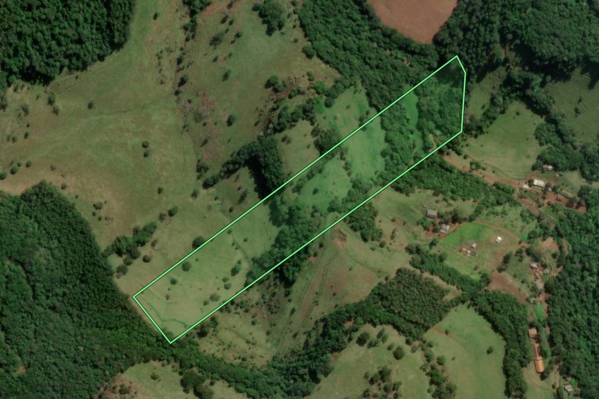 Imagem de satélite do imóvel rural em Nova Itaberaba (SC), com o contorno declarado no CAR desenhado por cima.