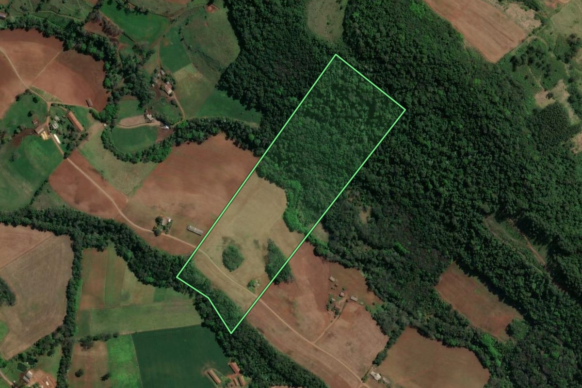 Imagem de satélite do imóvel rural em Nova Itaberaba (SC), com o contorno declarado no CAR desenhado por cima.