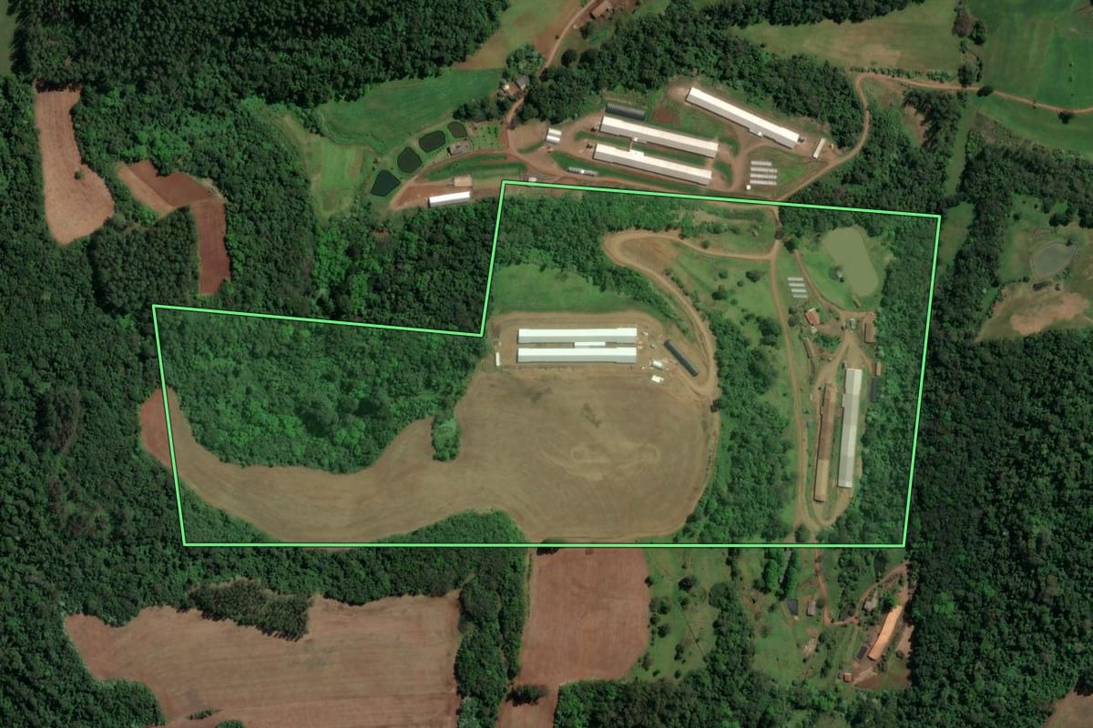 Imagem de satélite do imóvel rural em Nova Itaberaba (SC), com o contorno declarado no CAR desenhado por cima.