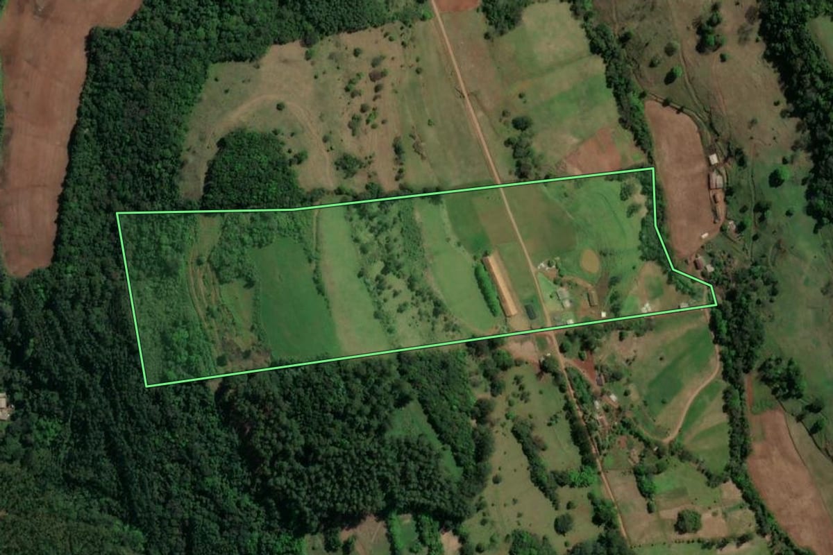 Imagem de satélite do imóvel rural em Nova Itaberaba (SC), com o contorno declarado no CAR desenhado por cima.