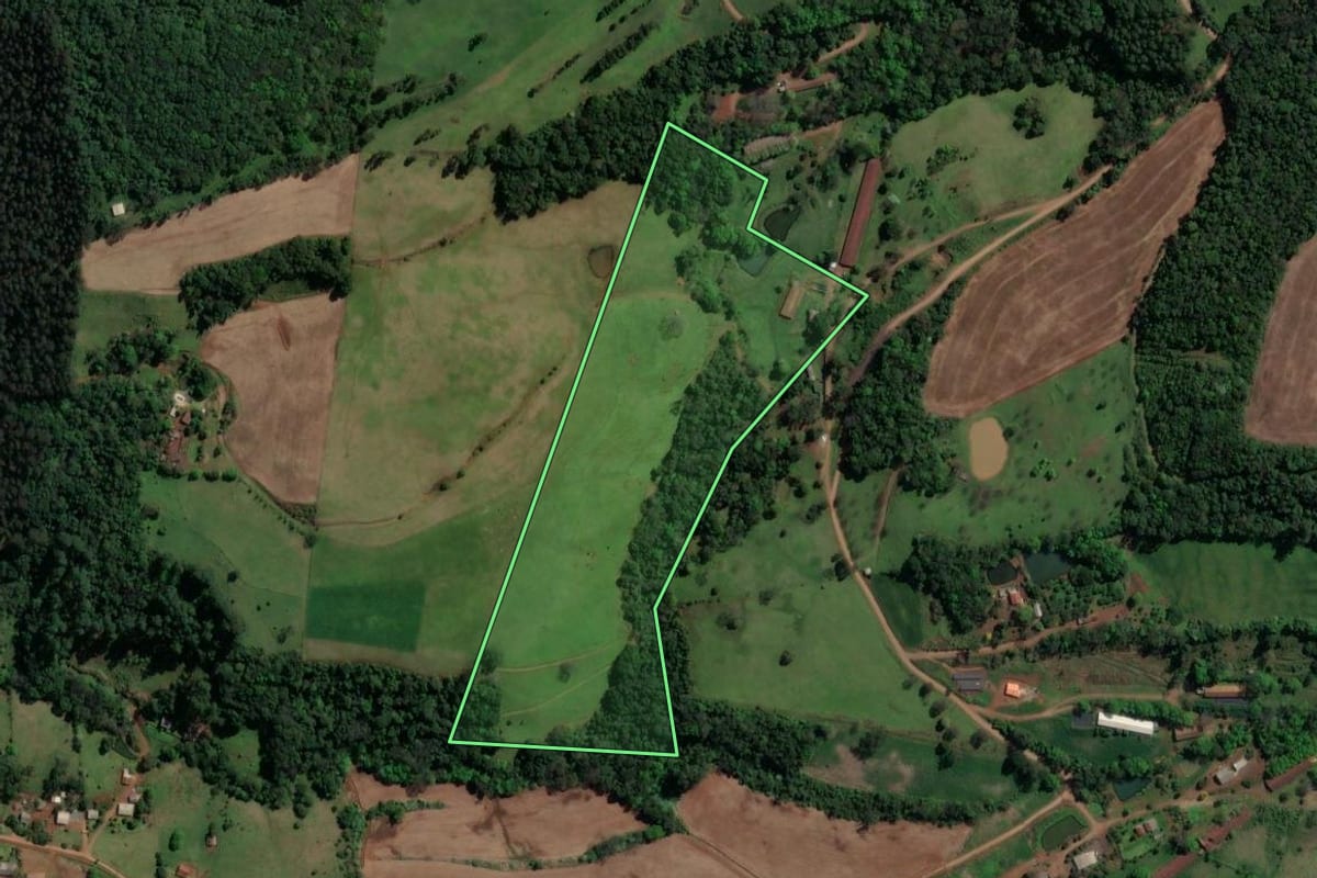 Imagem de satélite do imóvel rural em Nova Itaberaba (SC), com o contorno declarado no CAR desenhado por cima.