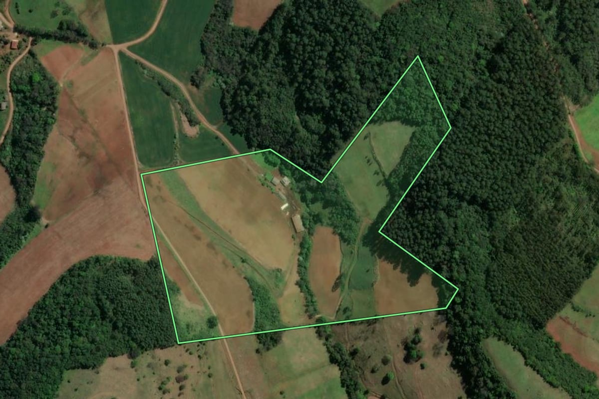 Imagem de satélite do imóvel rural em Nova Itaberaba (SC), com o contorno declarado no CAR desenhado por cima.