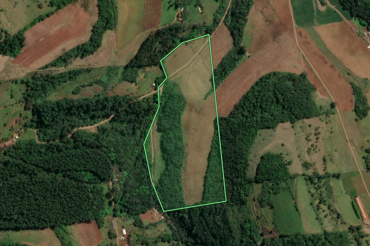 Imagem de satélite do imóvel rural em Nova Itaberaba (SC), com o contorno declarado no CAR desenhado por cima.