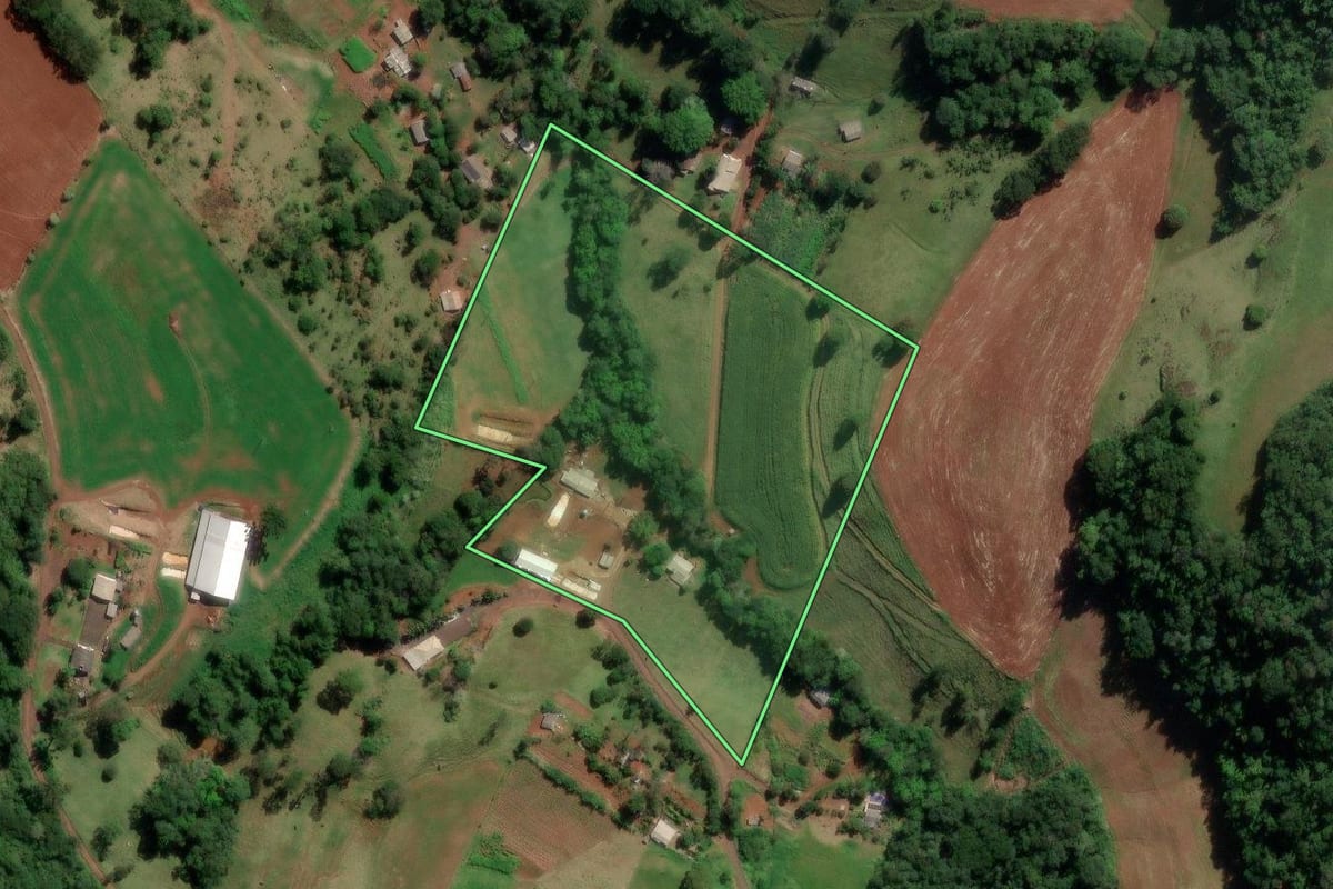 Imagem de satélite do imóvel rural em Nova Itaberaba (SC), com o contorno declarado no CAR desenhado por cima.