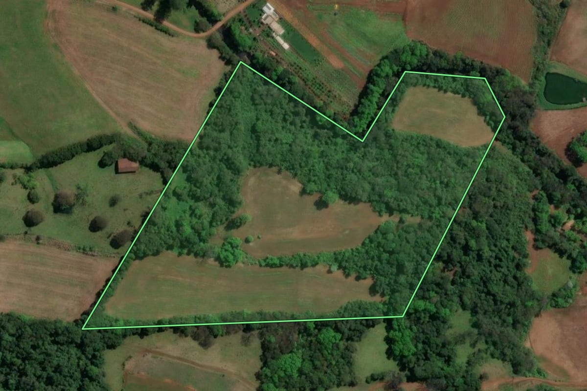 Imagem de satélite do imóvel rural em Nova Itaberaba (SC), com o contorno declarado no CAR desenhado por cima.