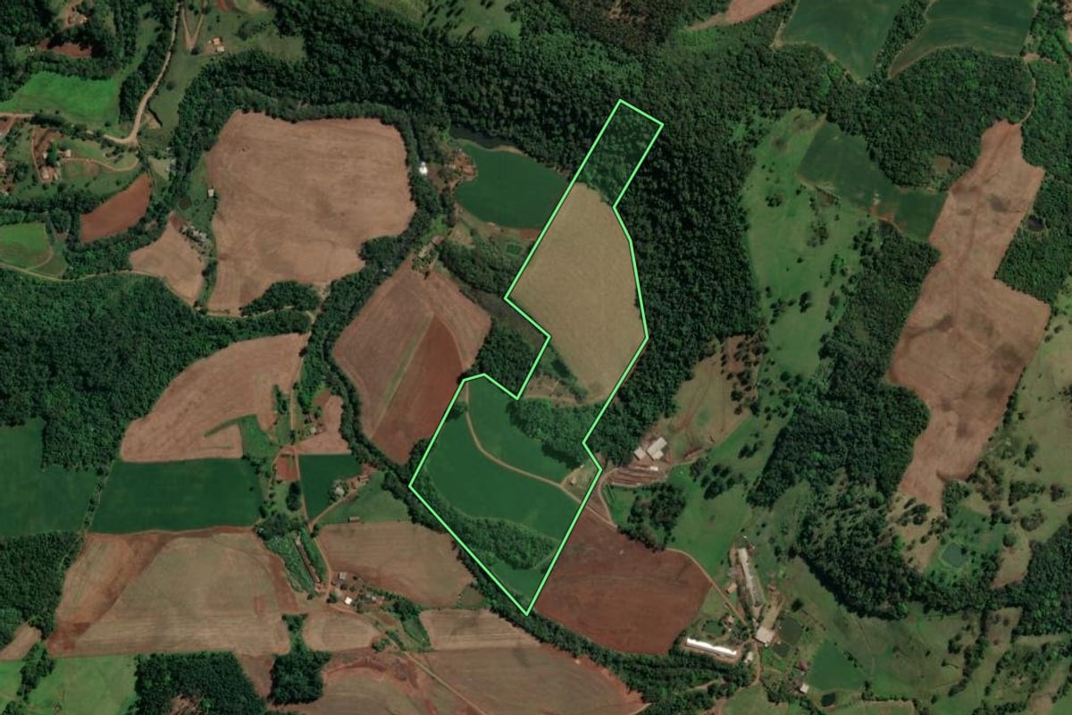 Imagem de satélite do imóvel rural em Nova Itaberaba (SC), com o contorno declarado no CAR desenhado por cima.