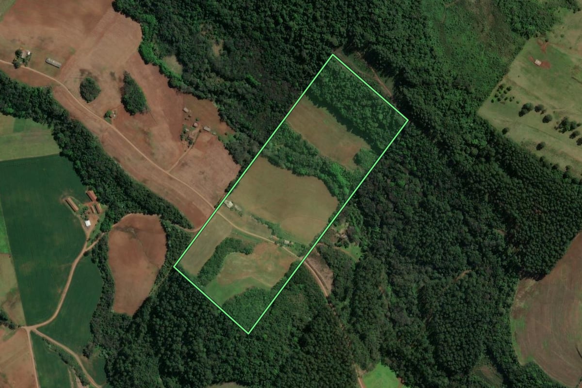 Imagem de satélite do imóvel rural em Nova Itaberaba (SC), com o contorno declarado no CAR desenhado por cima.