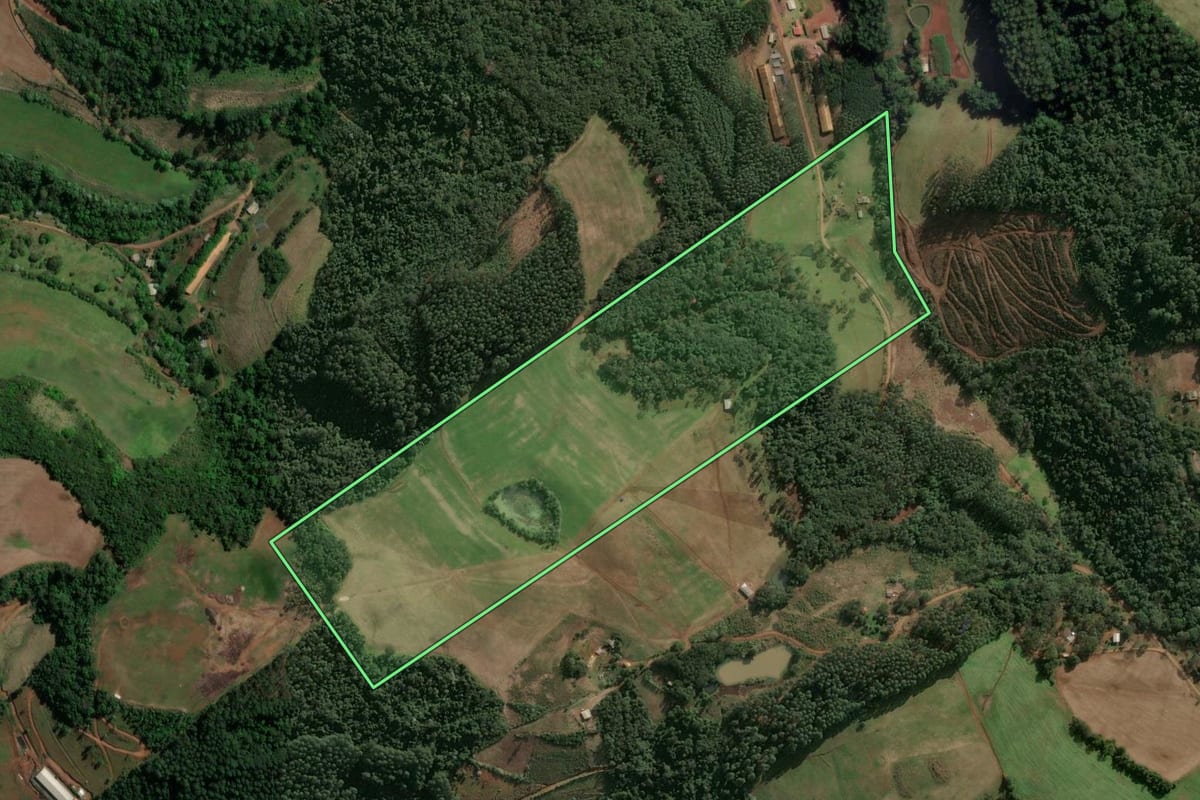 Imagem de satélite do imóvel rural em Nova Itaberaba (SC), com o contorno declarado no CAR desenhado por cima.