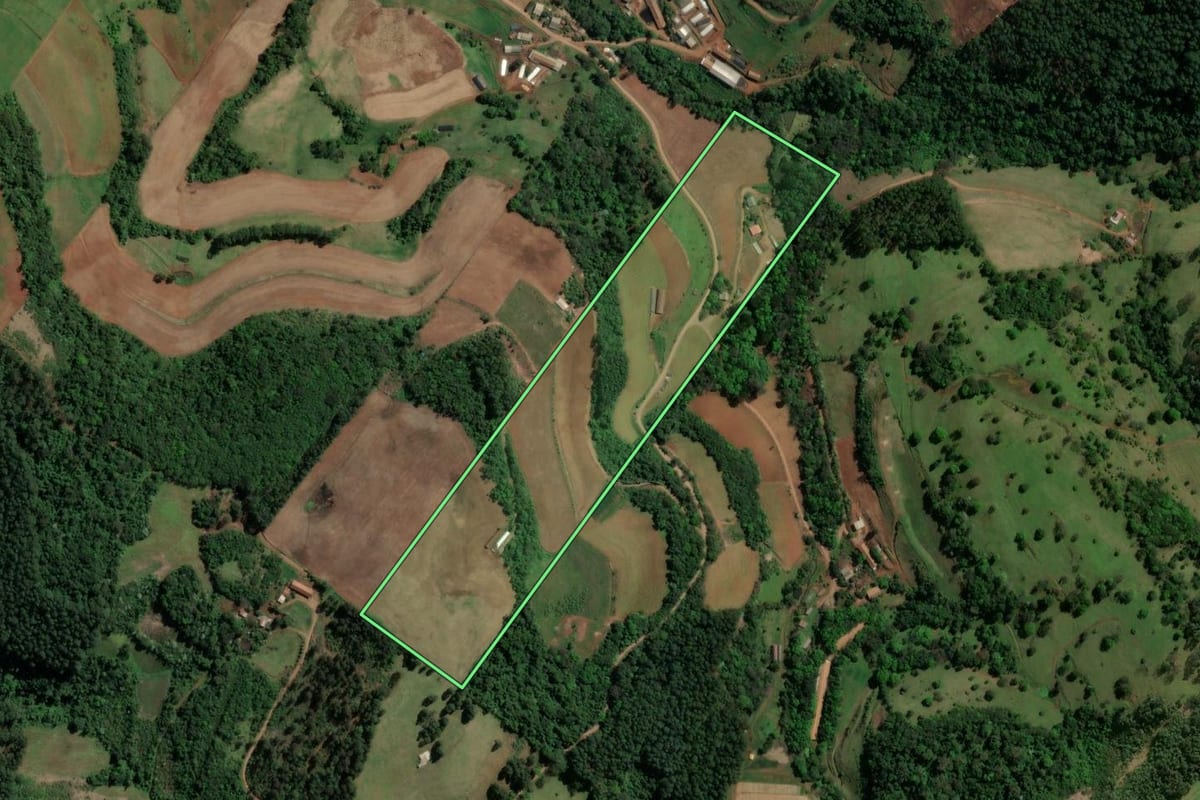 Imagem de satélite do imóvel rural em Chapecó (SC), com o contorno declarado no CAR desenhado por cima.