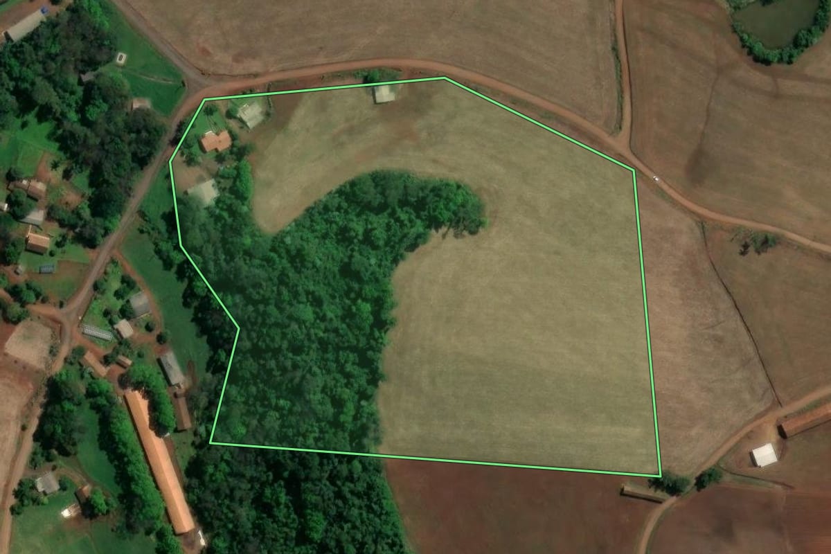 Imagem de satélite do imóvel rural em Nova Itaberaba (SC), com o contorno declarado no CAR desenhado por cima.