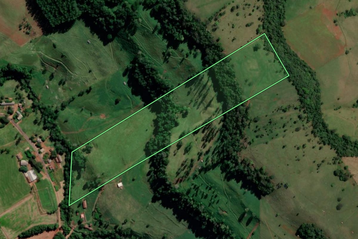 Imagem de satélite do imóvel rural em Nova Itaberaba (SC), com o contorno declarado no CAR desenhado por cima.
