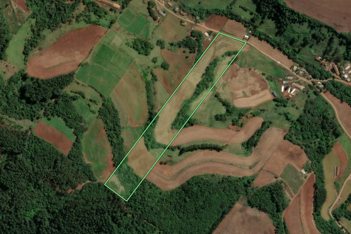 Imagem de satélite do imóvel rural em Nova Itaberaba (SC), com o contorno declarado no CAR desenhado por cima.