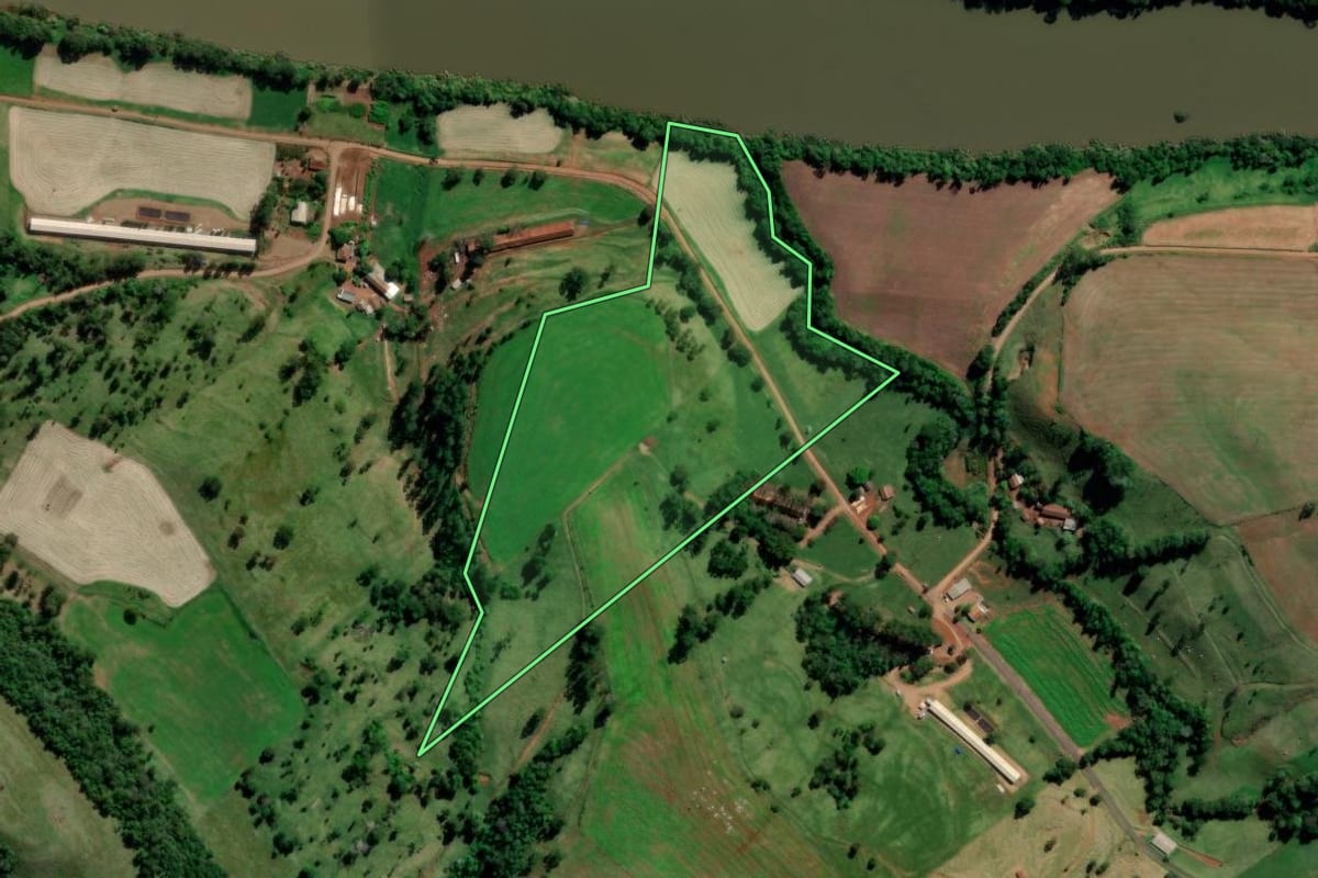 Imagem de satélite do imóvel rural em Nova Itaberaba (SC), com o contorno declarado no CAR desenhado por cima.