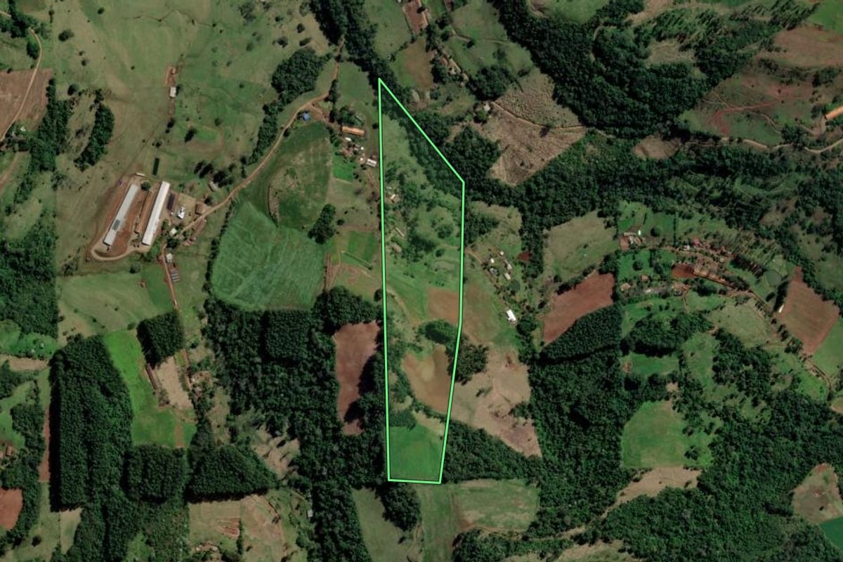 Imagem de satélite do imóvel rural em Nova Itaberaba (SC), com o contorno declarado no CAR desenhado por cima.