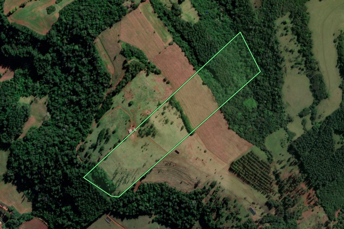 Imagem de satélite do imóvel rural em Nova Itaberaba (SC), com o contorno declarado no CAR desenhado por cima.