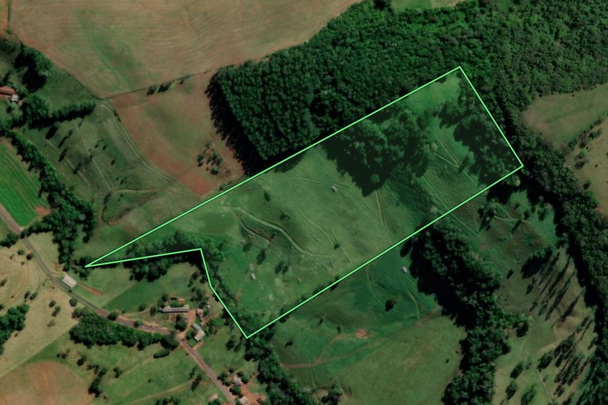 Imagem de satélite do imóvel rural em Nova Itaberaba (SC), com o contorno declarado no CAR desenhado por cima.