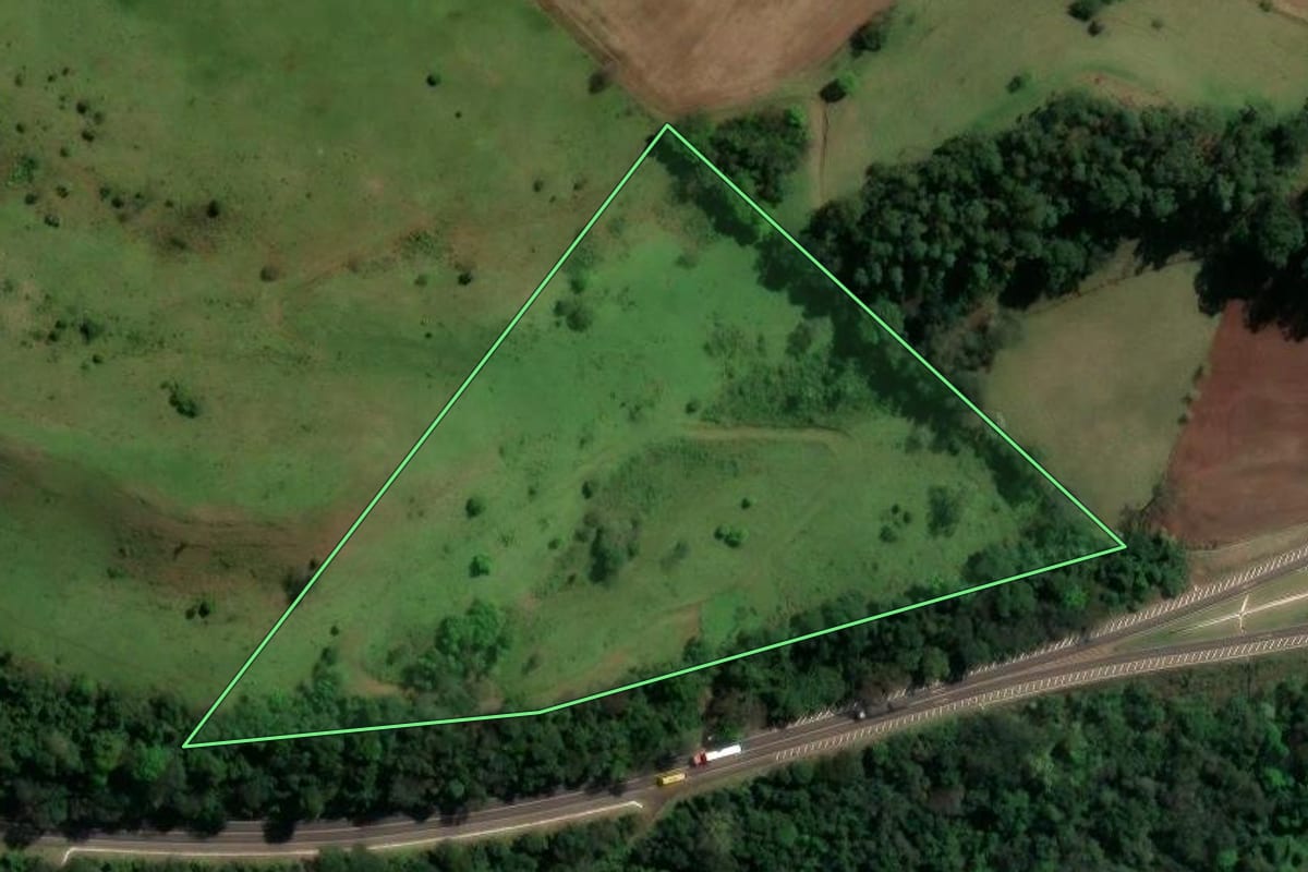 Imagem de satélite do imóvel rural em Nova Itaberaba (SC), com o contorno declarado no CAR desenhado por cima.