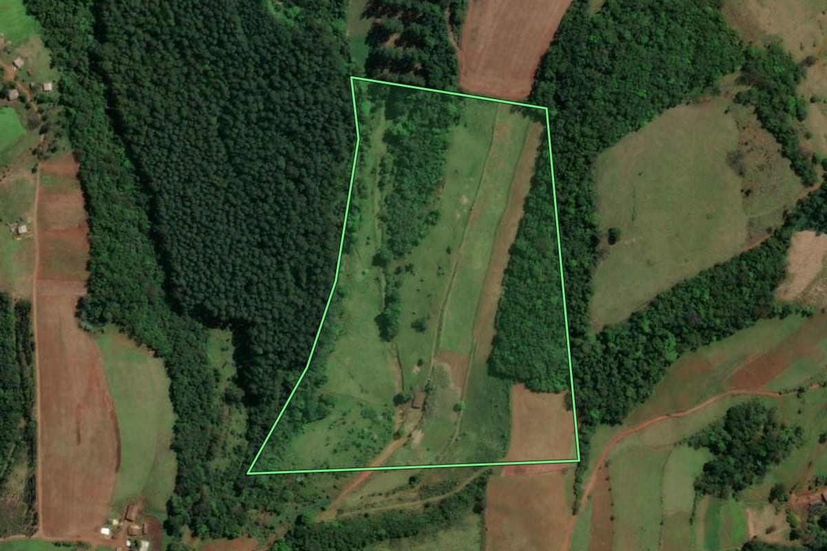 Imagem de satélite do imóvel rural em Nova Itaberaba (SC), com o contorno declarado no CAR desenhado por cima.