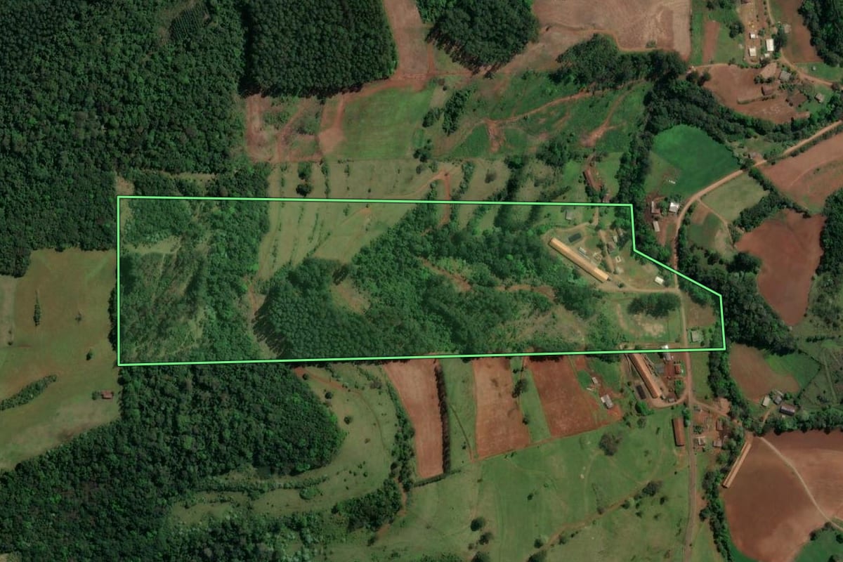 Imagem de satélite do imóvel rural em Nova Itaberaba (SC), com o contorno declarado no CAR desenhado por cima.