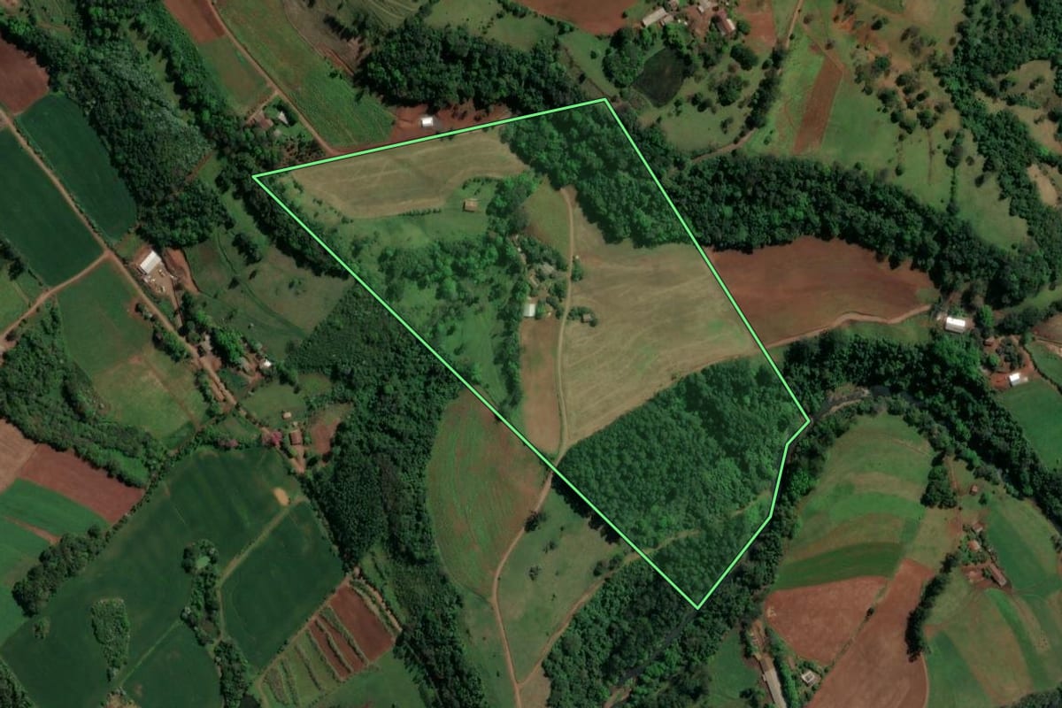 Imagem de satélite do imóvel rural em Nova Itaberaba (SC), com o contorno declarado no CAR desenhado por cima.