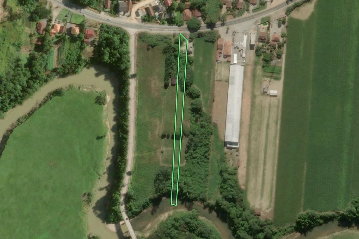 Imagem de satélite do imóvel rural em Nova Trento (SC), com o contorno declarado no CAR desenhado por cima.