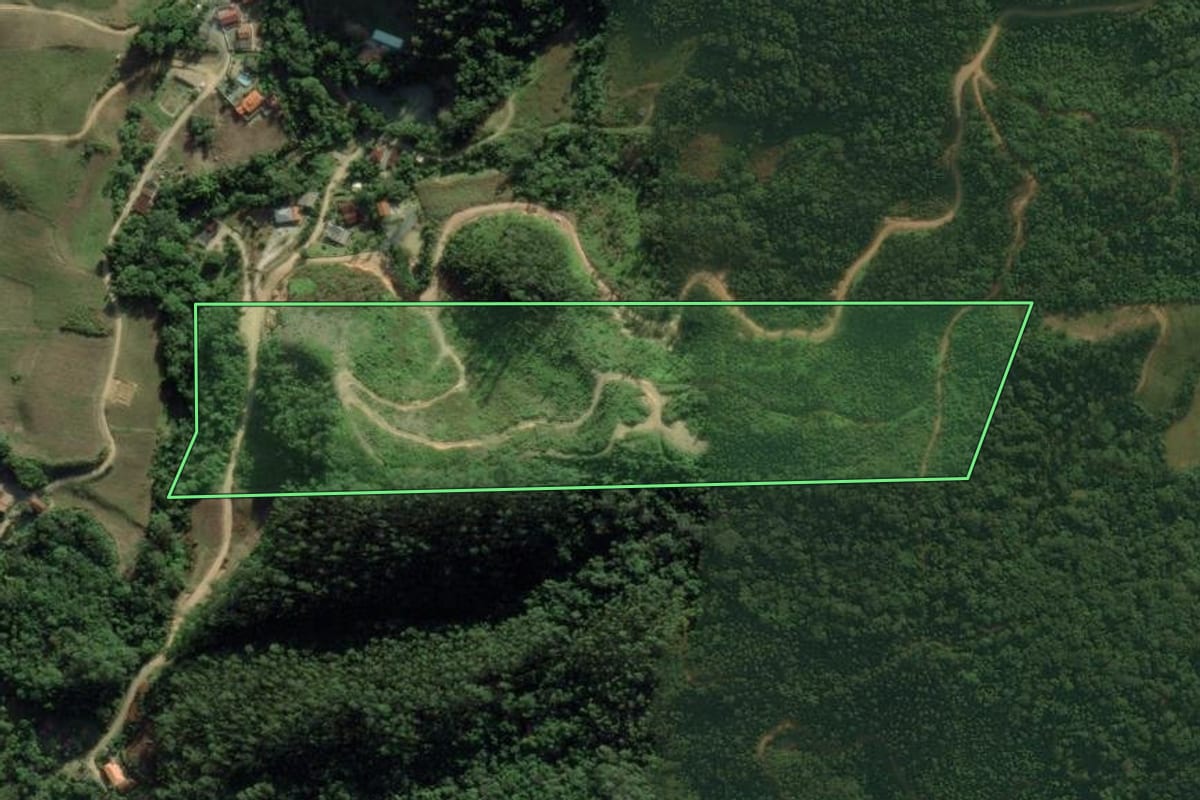 Imagem de satélite do imóvel rural em Nova Trento (SC), com o contorno declarado no CAR desenhado por cima.