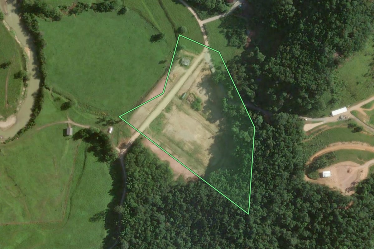 Imagem de satélite do imóvel rural em Nova Trento (SC), com o contorno declarado no CAR desenhado por cima.