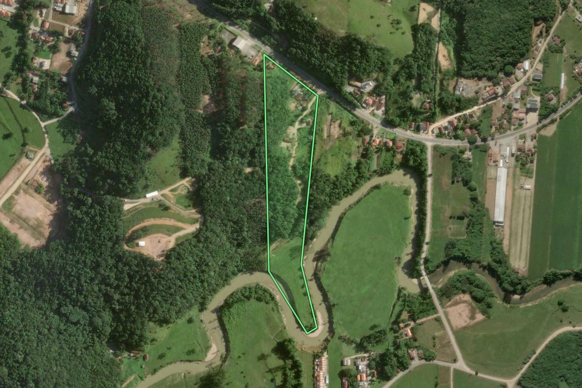Imagem de satélite do imóvel rural em Nova Trento (SC), com o contorno declarado no CAR desenhado por cima.
