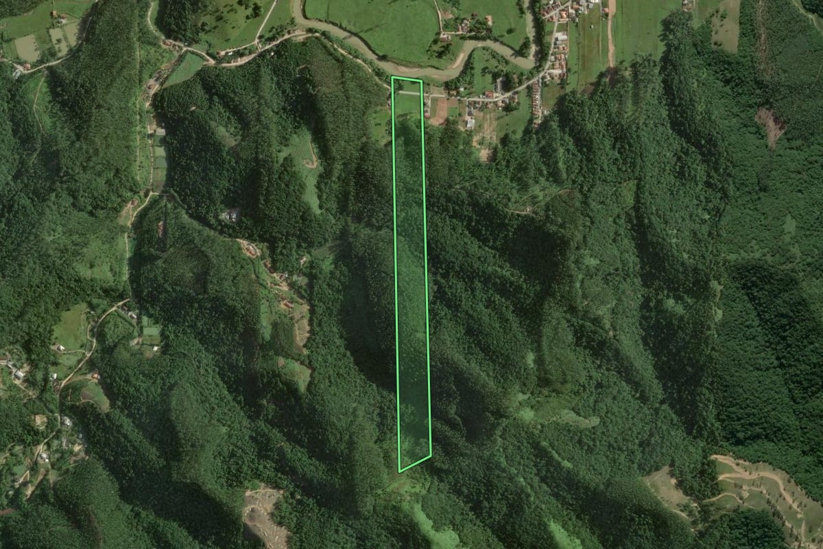 Imagem de satélite do imóvel rural em Nova Trento (SC), com o contorno declarado no CAR desenhado por cima.