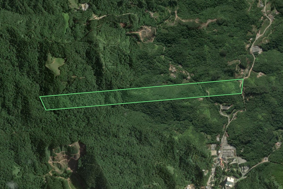 Imagem de satélite do imóvel rural em Nova Trento (SC), com o contorno declarado no CAR desenhado por cima.