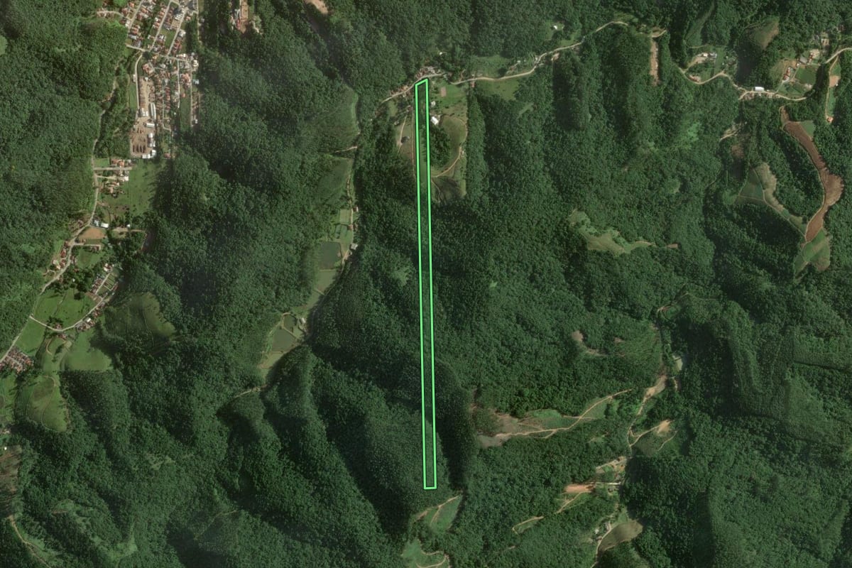Imagem de satélite do imóvel rural em Nova Trento (SC), com o contorno declarado no CAR desenhado por cima.