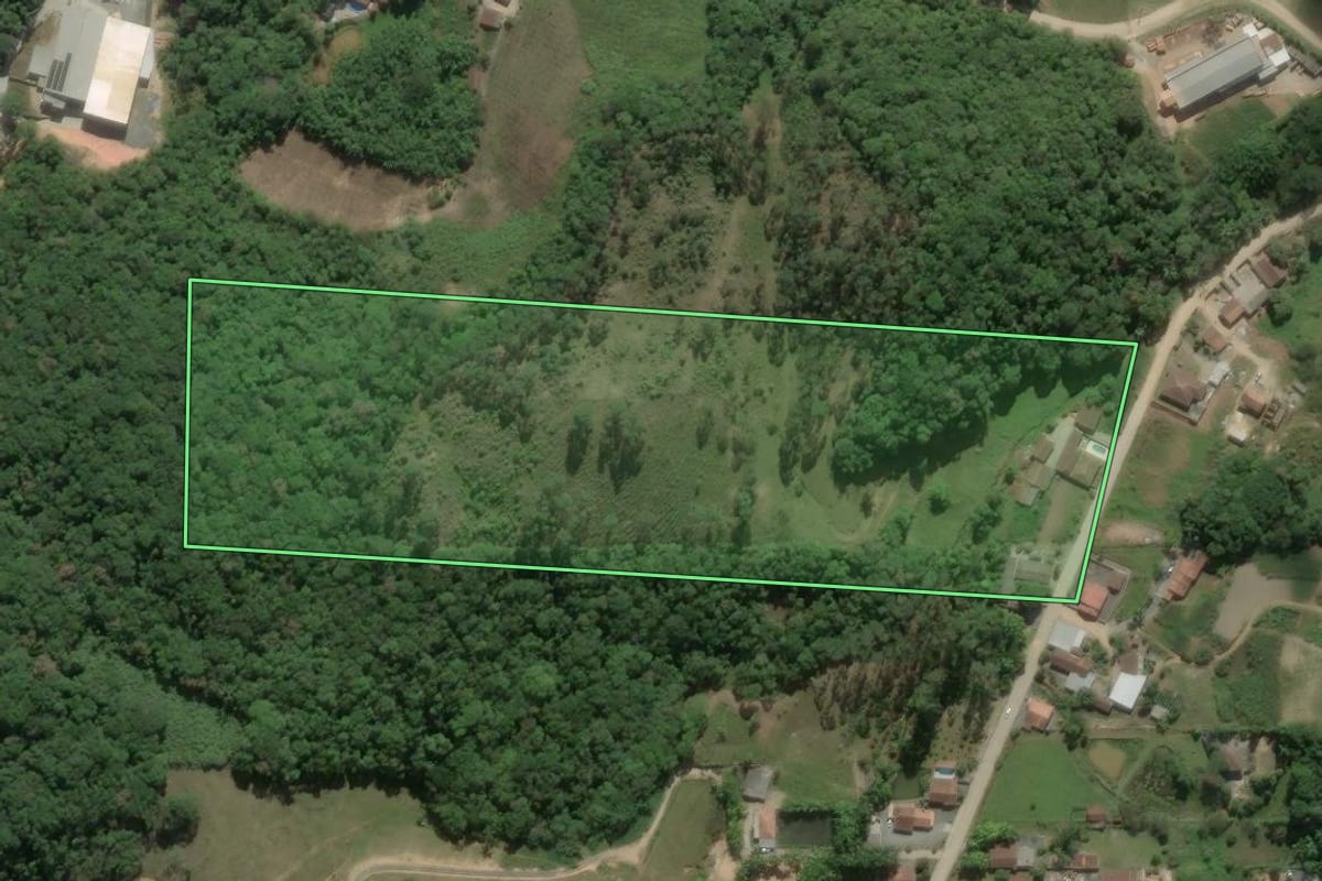 Imagem de satélite do imóvel rural em Nova Trento (SC), com o contorno declarado no CAR desenhado por cima.